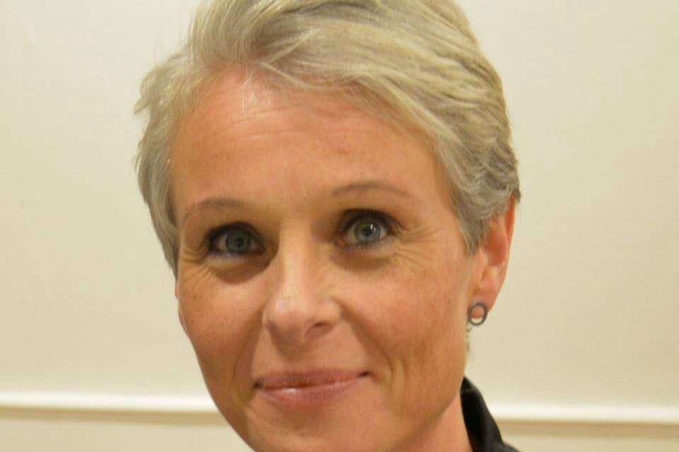Ja, jeg køber en del madspildsvarer, for de fejler jo som oftest ingenting og kan sagtens spises.
Derudover forsøger jeg også at tilpasse vores madplan, så vi undgår madspild i husstanden, og derved kan være med til at passe på miljøet. Samtidig kan man jo ofte også spare lidt penge på at købe madspildsvarer, og de smager jo godt, selvom de kan have en ukurant form eller er »grimme«.
Pia Viller Arent
Frederiks