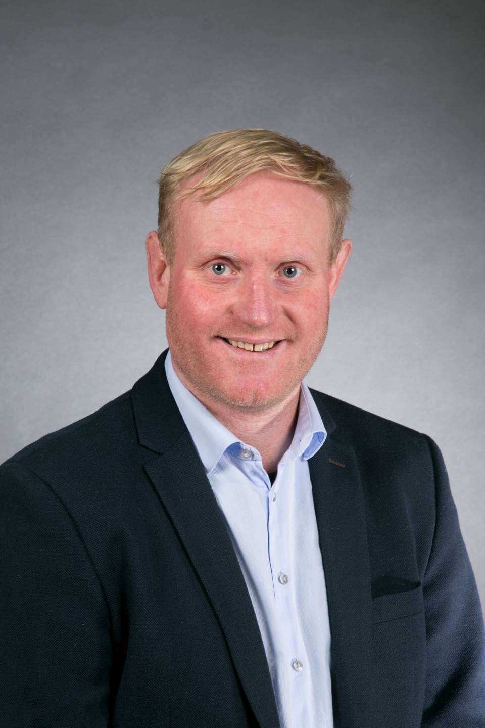 Jeg synes, det er vigtigt med en lokal ugeavis. Her har foreningerne blandt andet mulighed for at bidrage med fortællinger om det arbejde, der foregår i lokalområdet. Som lokalpolitikker er det også væsenligt, at man har mulighed for at komme med debatindlæg i avisen. Anders Bertel, Frederiks