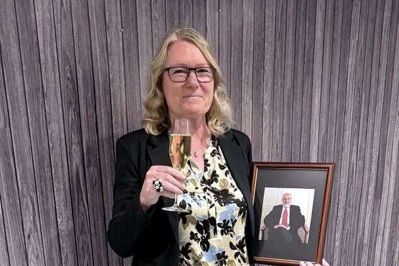 Direktør Evy Tångberg med portrætbillede af sin mangeårige samlever Aksel Nørgaard, der også på dagen for stiftelsen af Aksel Nørgaards Fond var ved hendes side. Privatfoto