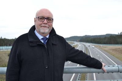 Politikeren Kristian Pihl Lorentzen fra Ans vil fortælle, mens folk kører i bus.