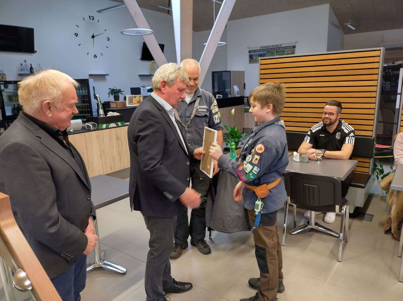 Præsident hos Lions, Tom Petersen, uddelte penge til spejderne.