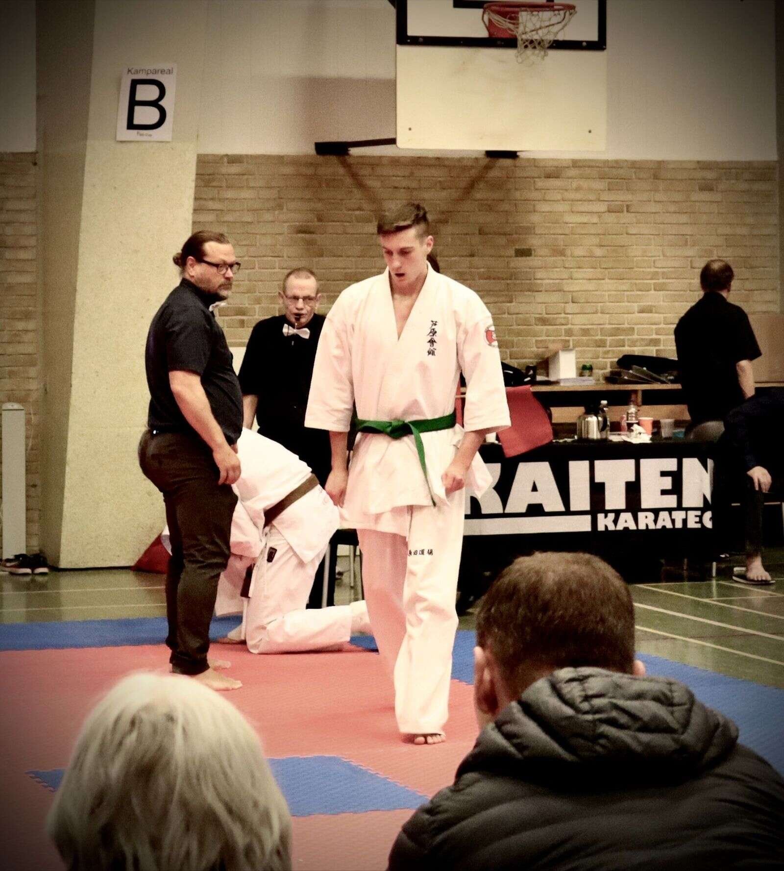 Mikkel Nørgaard vandt for nylig en førsteplads ved BS-Cup i København i klassen for under 79 kg i alderen mellem 18 og 35 år, og han fik en flot pokal med hjem, der pryder på hans værelse i Frederiks ved siden af de andre pokaler og medaljer, som han har vundet i tidens løb.