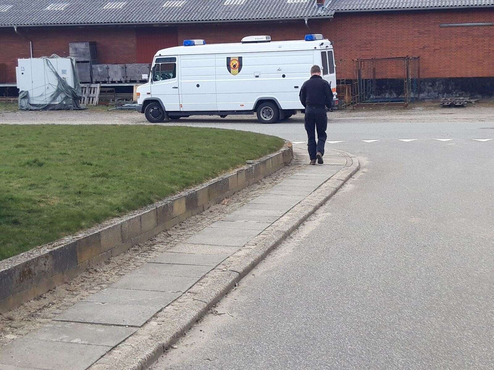 Erik fra ammunitionsrydningstjenesten EOD tog granaten med sig i hånden. Den skal destrueres korrekt. Foto: Morten Hallstrøm