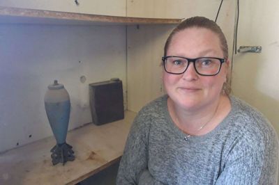 Betinna Sørensen var dybt rystet over at have købt et hus i et villakvarter med en granat i garagen. Heldigvis var der tale om en øvelsesgranat. Foto: Morten Hallstrøm