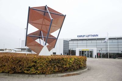 Fokus på motorvej og lufthavn.