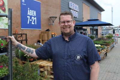 Dennis Lind Pedersen fra Rema 1000 er klar med stort blomstermarked Store Bededag. Foto: Morten Hallstrøm