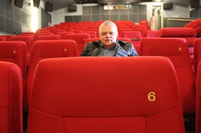 Biografklub Danmark er klar med Resten af Livet. Her er biograf-formand i Karup, Frank Johansen, i de nye røde sæder. Foto: Morten Hallstrøm