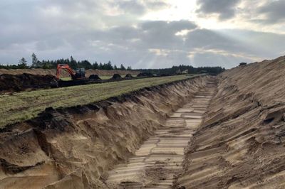 Der er lavet grave til de aflivede jyske mink i Holstebro og Kølvrå. De smittede mink er sendt i den ene, og de raske i den anden. Foto: Forsvarskommandoen