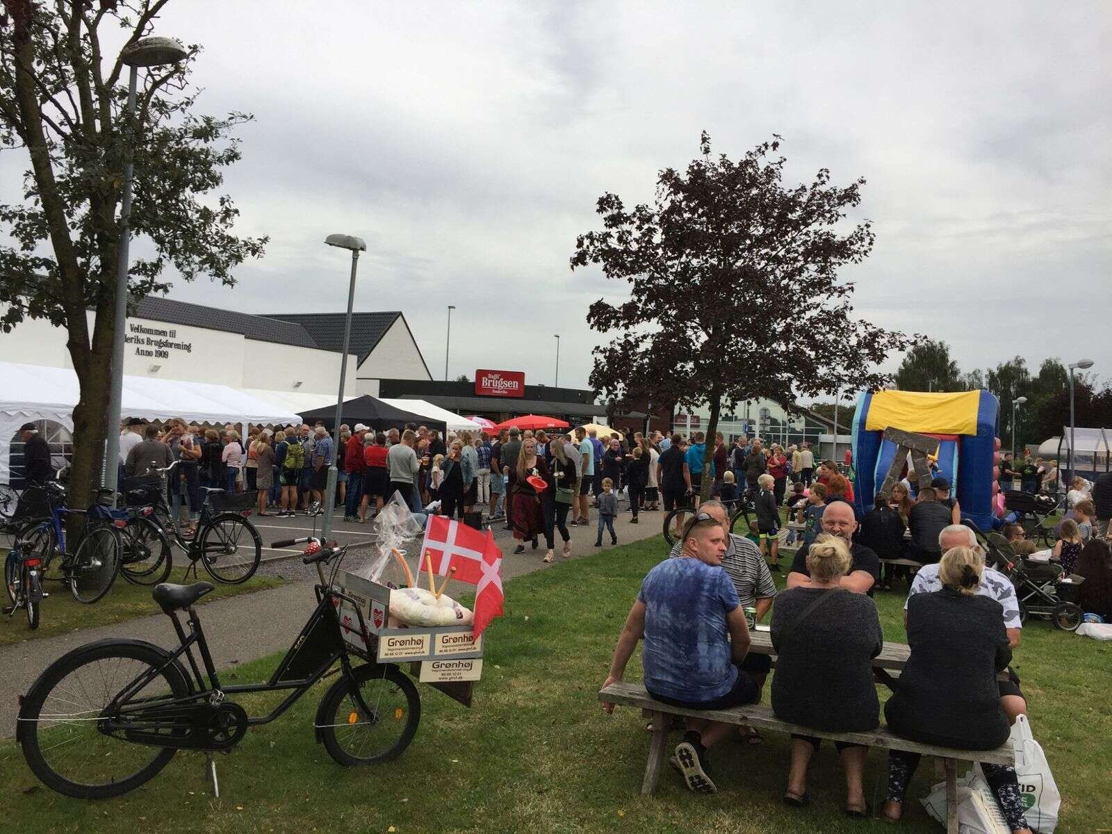 Der plejer at være sort af mennesker i byen, når der er open by night i Frederiks.