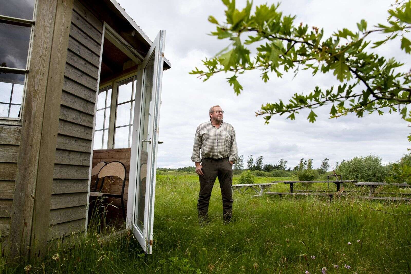 Jørgen har sat en pavillon op samt borde- og bænkesæt, som vennerne også har gavn af. Herudover er der en anordning til lerdueskydning.