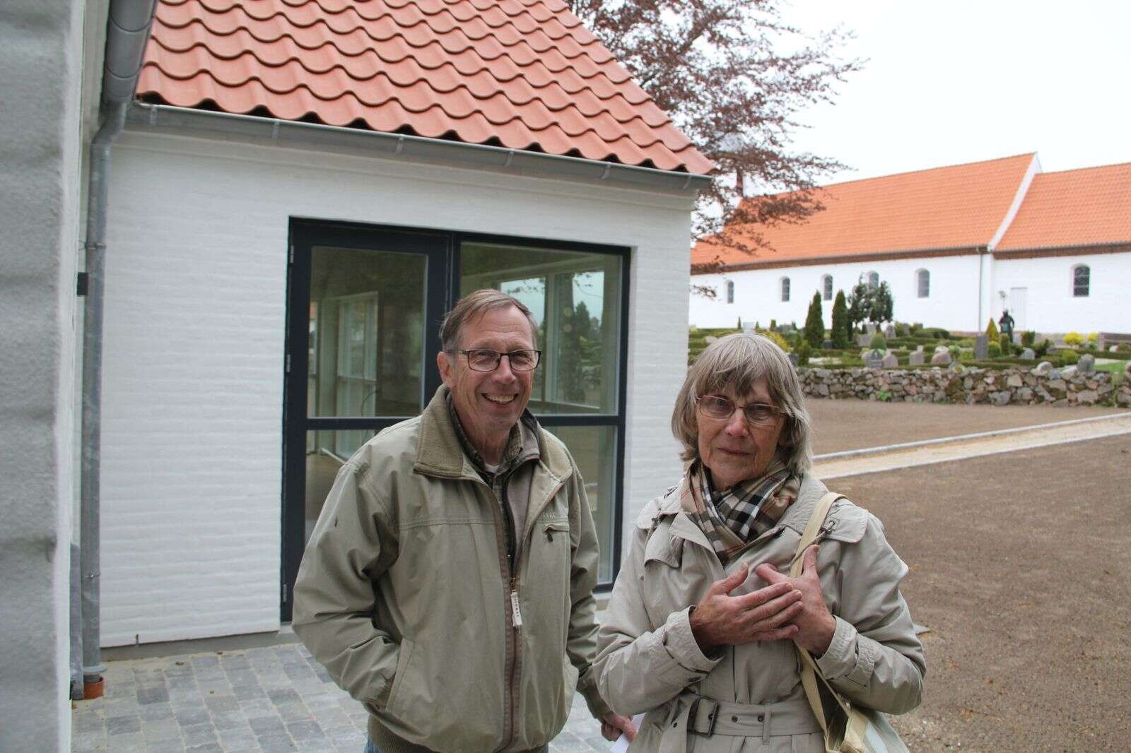I Thorning er der også masser af tilbud til vandrere. Her ses Tom og Ellen Andersen fra Herbergsforeningen ved det lokale herberg. Foto: Rasmus Viuff