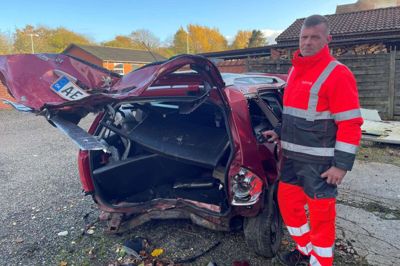 Sådan ser den bil ud, som Martin Hansen fra Redning Danmark stationen i Danmark stod med overkroppen inde i, da den blev ramt bagfra af en bil, der kom med høj hastighed. - Det er da voldsomt at se, hvordan bilen ser ud, siger Martin Hansen. Foto: Brian Holst