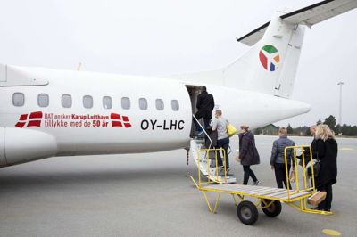 Det er flyselskabet DAT, der flyver på ruten Karup og København, men i de sidste to år er passagertallet styrtdykket under coronatiden. Ole Kirchert Christensen fra luftfartssitet Check-in.dk gør dog opmærksom på, at Aalborg, hvorfra DAT også flyver til København, har haft åbent under hele epidemien. Det skyldes et stærkere kundegrundlag fra Aalborg-området, og at der er kortere rejsetid og flere alternative rejsemuligheder fra det midt- og vestjyske end fra nordjyske. Foto: Tom Laursen