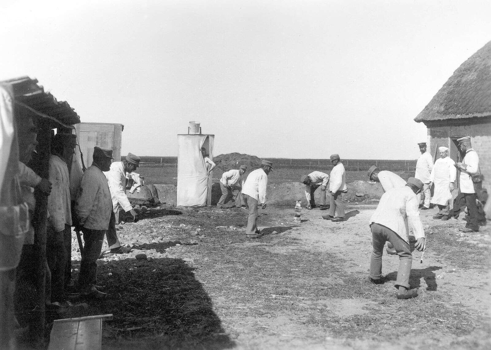Efter Hedeselskabets overtagelse af gedhus i 1898 blev straffefanger fra Horsens udkommanderet til at opdyrke heden og plante træer på de store arealer. Foto: Karup Egnsarkiv