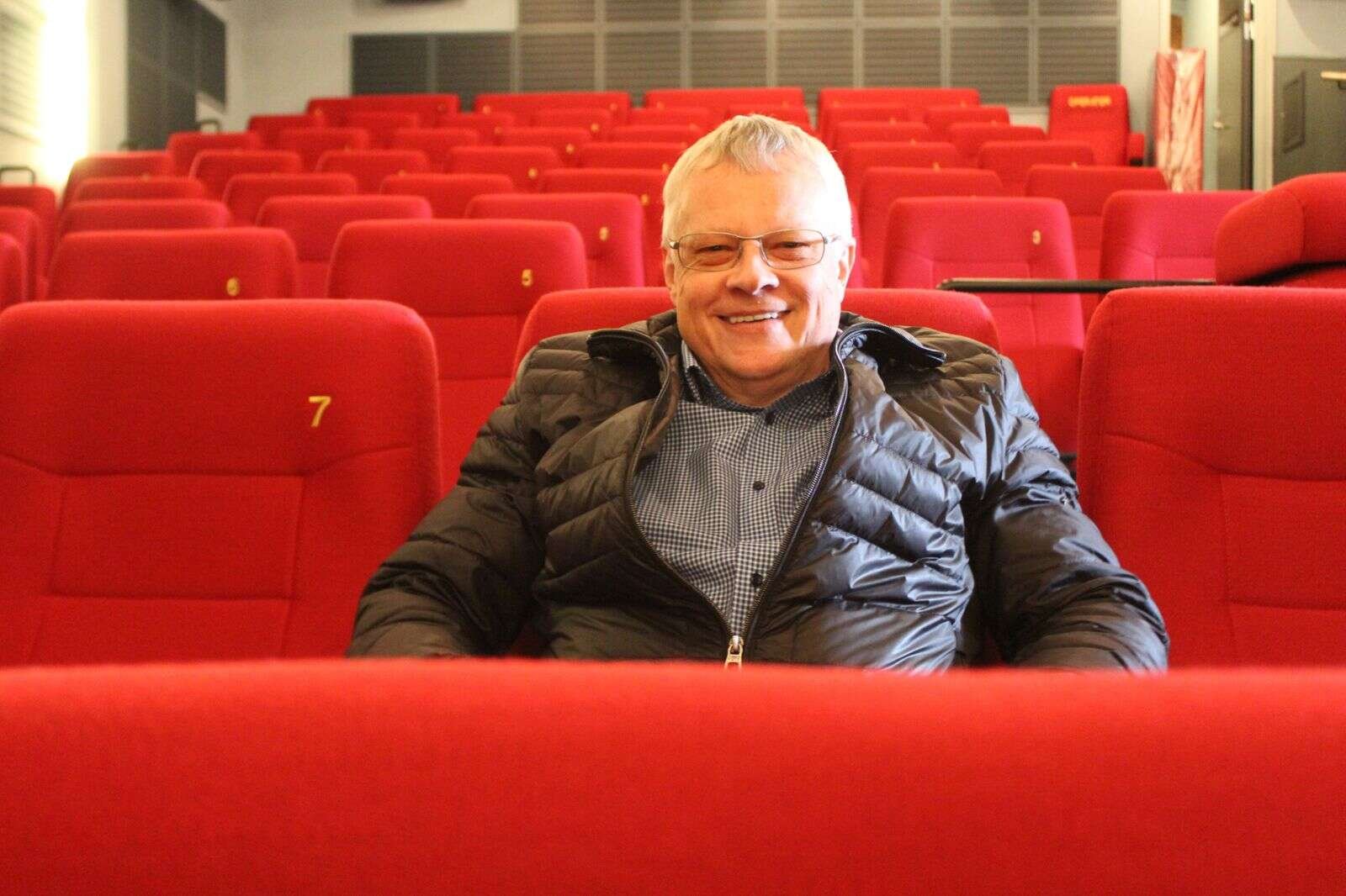 Biografformand Frank Johansen er superglad for de nye røde sæder i Karup Bio. Sæderne afløste de gamle gule, og man sidder meget bedre i de nye, lyder det. Foto: Morten Hallstrøm