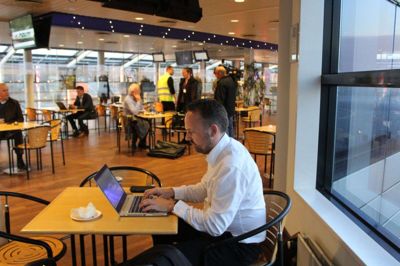 Preben Gammeljord Nielsen, der er kontorchef i Skattestyrelsen forudser, at det bliver vanskeligere at finde en plads i de mindre fly, der kommer til at flyve på ruten. Derudover afventer han også, hvad priserne bliver med den nye flyoperatør, da det også har stor betydning for hans valg af transportmiddel fremover. Foto: Morten Hallstrøm