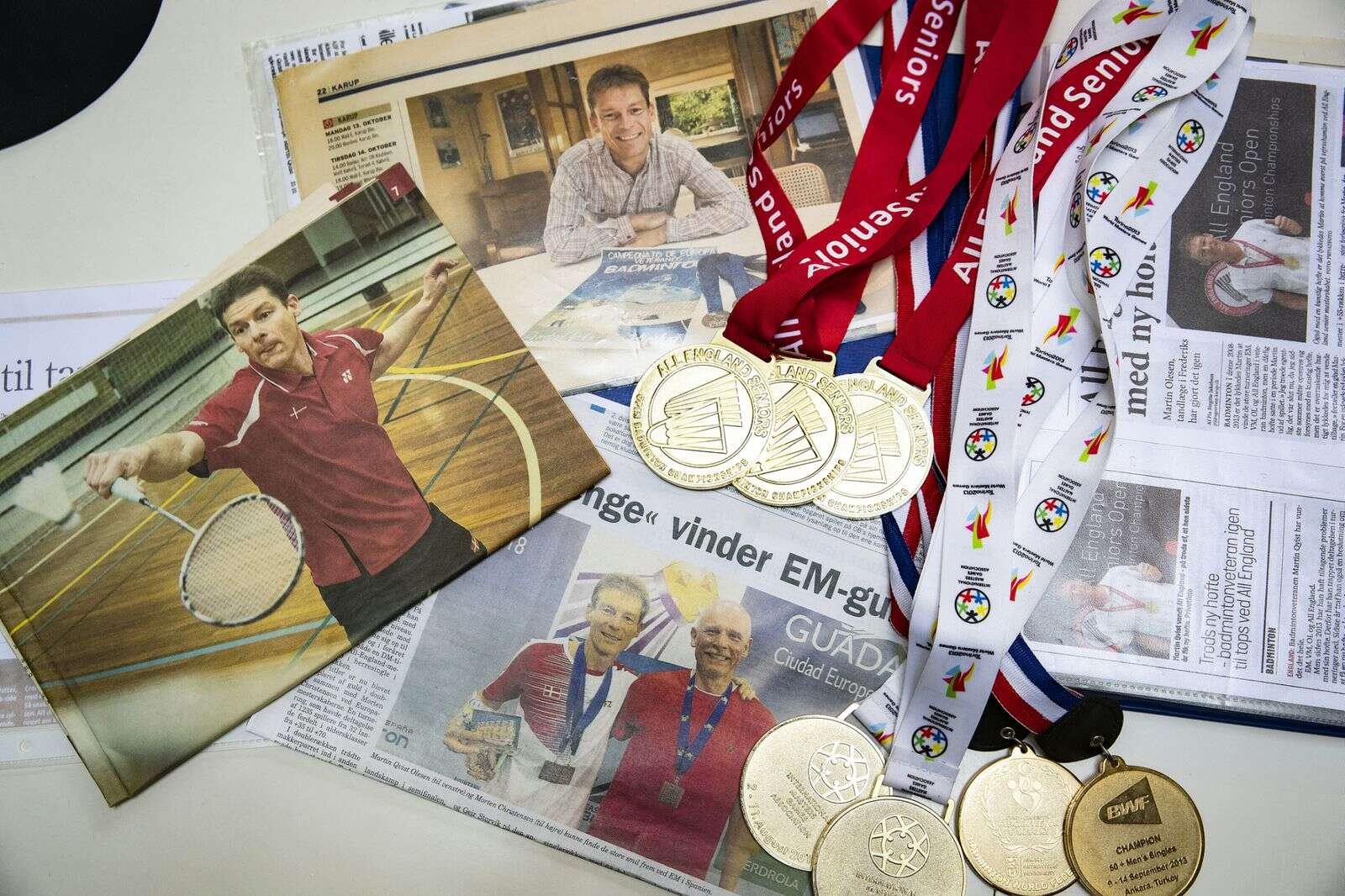 Minderne fra badminton-triumferne fylder godt i hjemmet hos Martin Qvist Olesen.