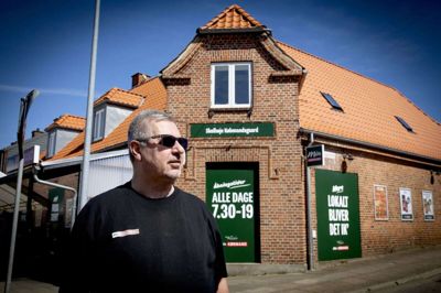 Kaj Jensen har et større CV end de fleste. Sidste år vendte han tilbage fra Grønland, og nu skal han være førstemand i købmandsbutikken i Skelhøje.
