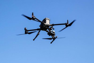 En drone i 76 meters højde lukkede fredag kortvarigt luftrummet over Karup Lufthavn.
