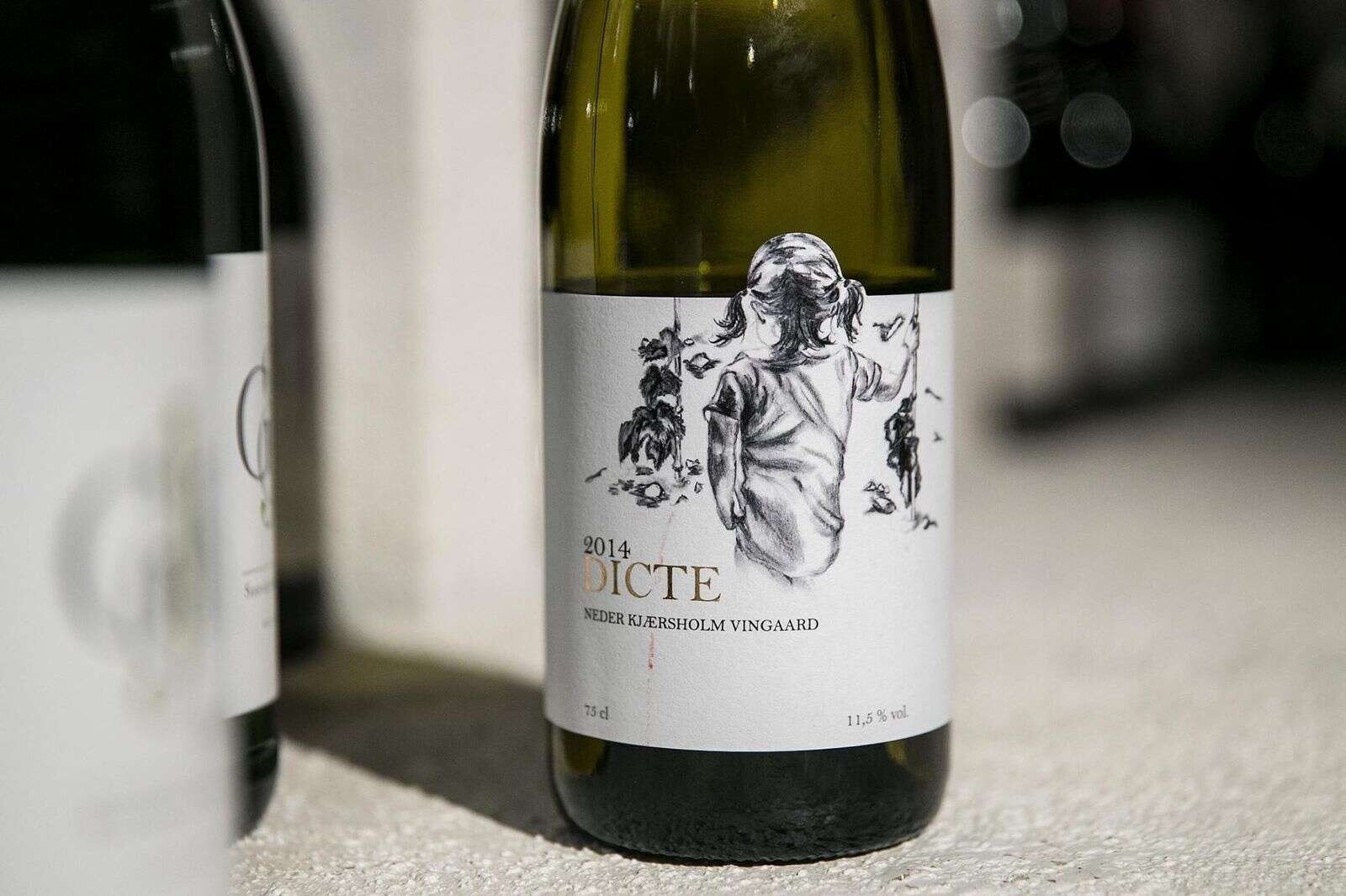 Kasper Mallin er imponeret over den danske vin fra Neder Kjærsholm. Han kan også tilbyde Dicte-vinen, som er navnet på vinbonden Thorbjørn Risgaards barnebarn.