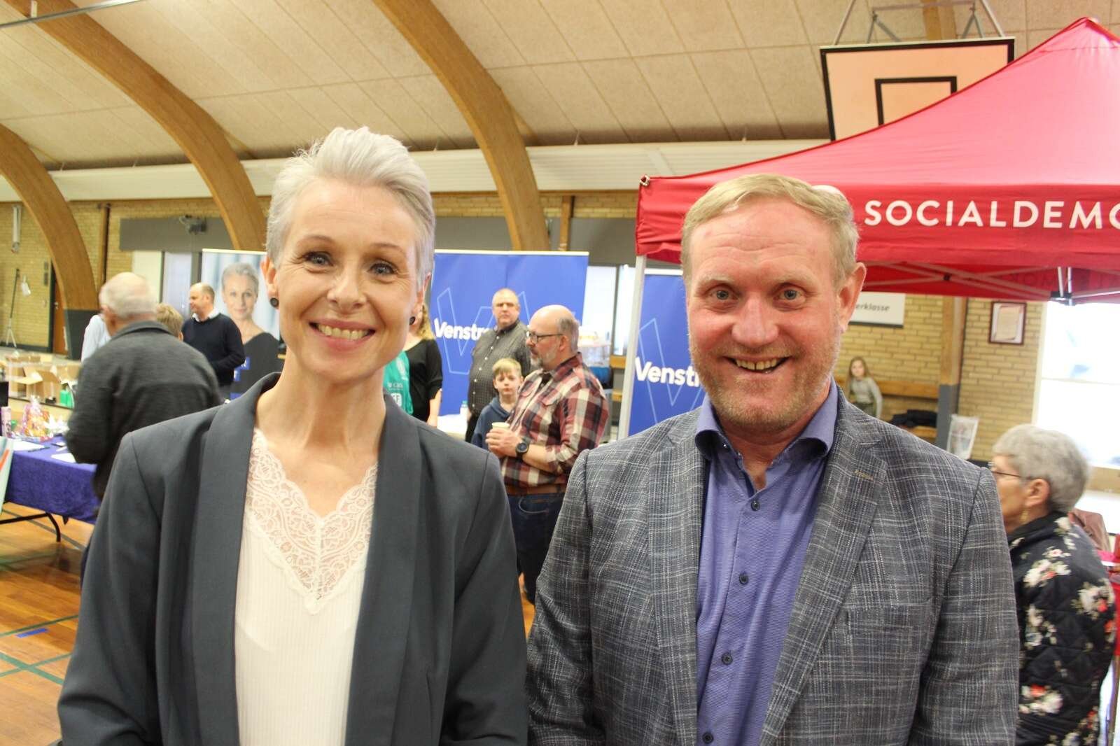 Pia Viller Arendt fra Venstre og Anders Bertel fra Socialdemokratiet havde mange gæster på deres stande.
