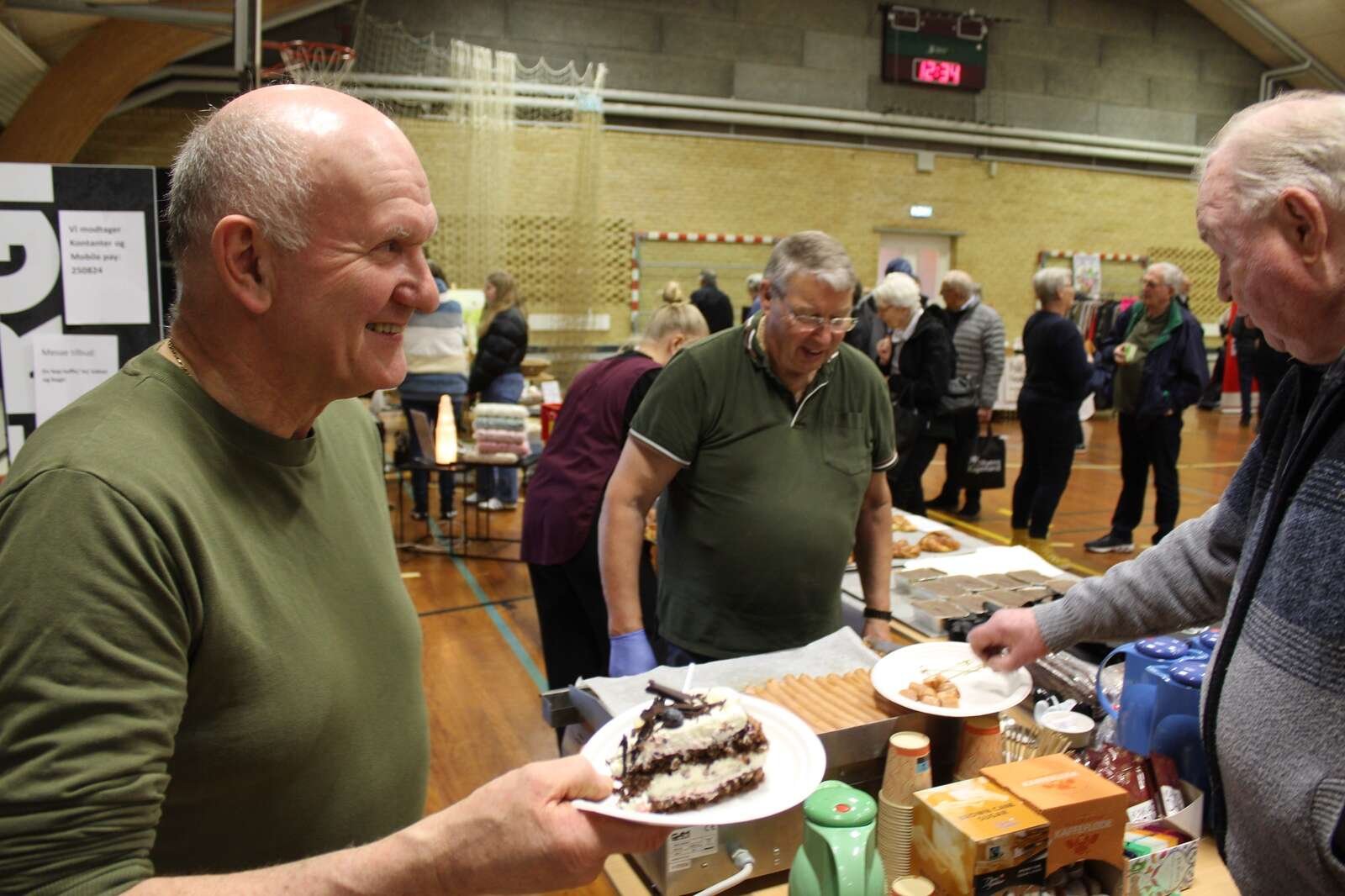 Bagermester Lars Trier med rugbrødslagkage, der blev serveret til kaffen.