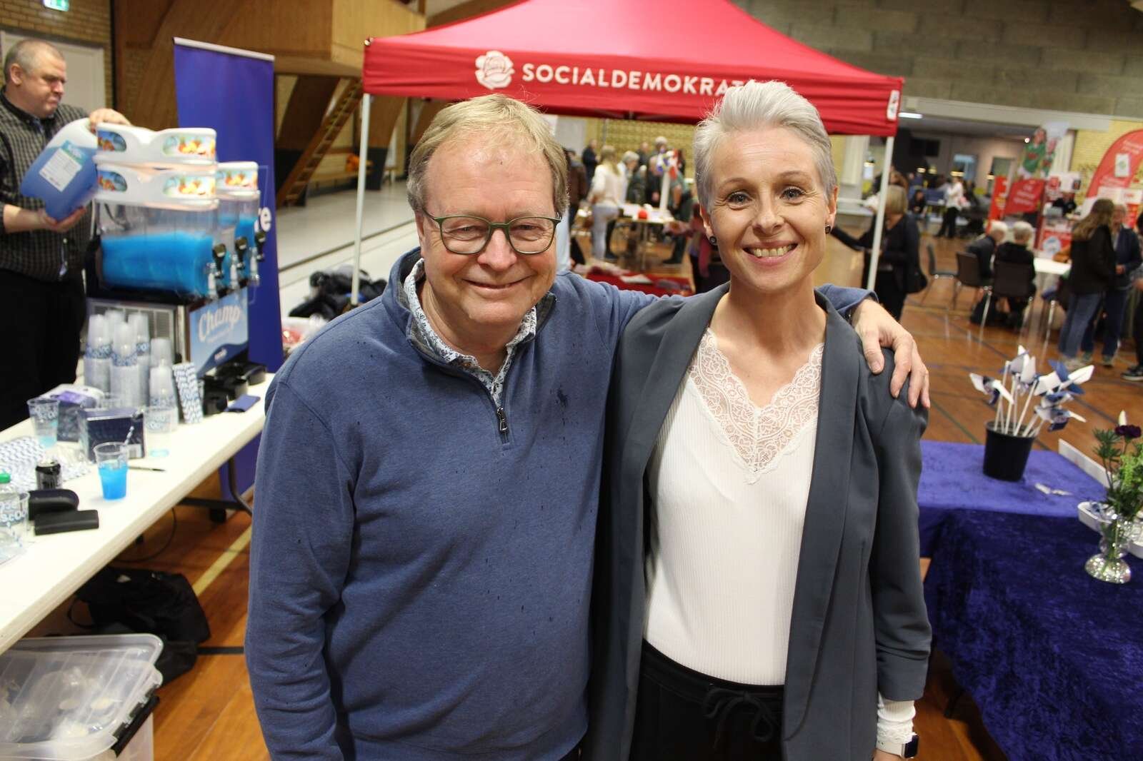 Borgmester Ulrik Wilbæk kiggede forbi messen og Venstres stand, hvor Pia Viller Arendt præsenterede de lokale V-holdninger.