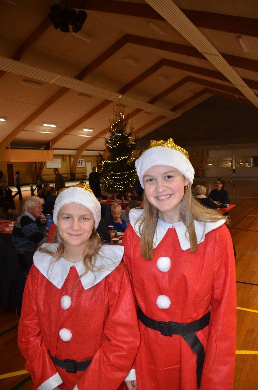 Anya Mikkelsen Detlefsen og Amalie Brandt Mortensen var nissepiger i Alhedehallerne lørdag.