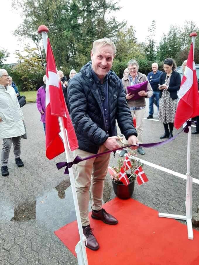 Anders Bertel klippede snoren.