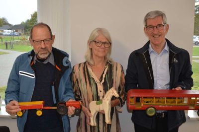 Ved overdragelsen deltog foruden Poul G. Nielsen og Suzanne Helms leder af Friplejehjemmet også Carl Johan Lange, der er barnebarn af ejeren af »Hedeboflid«.