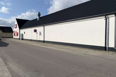 Brugsens væg bliver pyntet med gavlmaleri. Privatfoto.