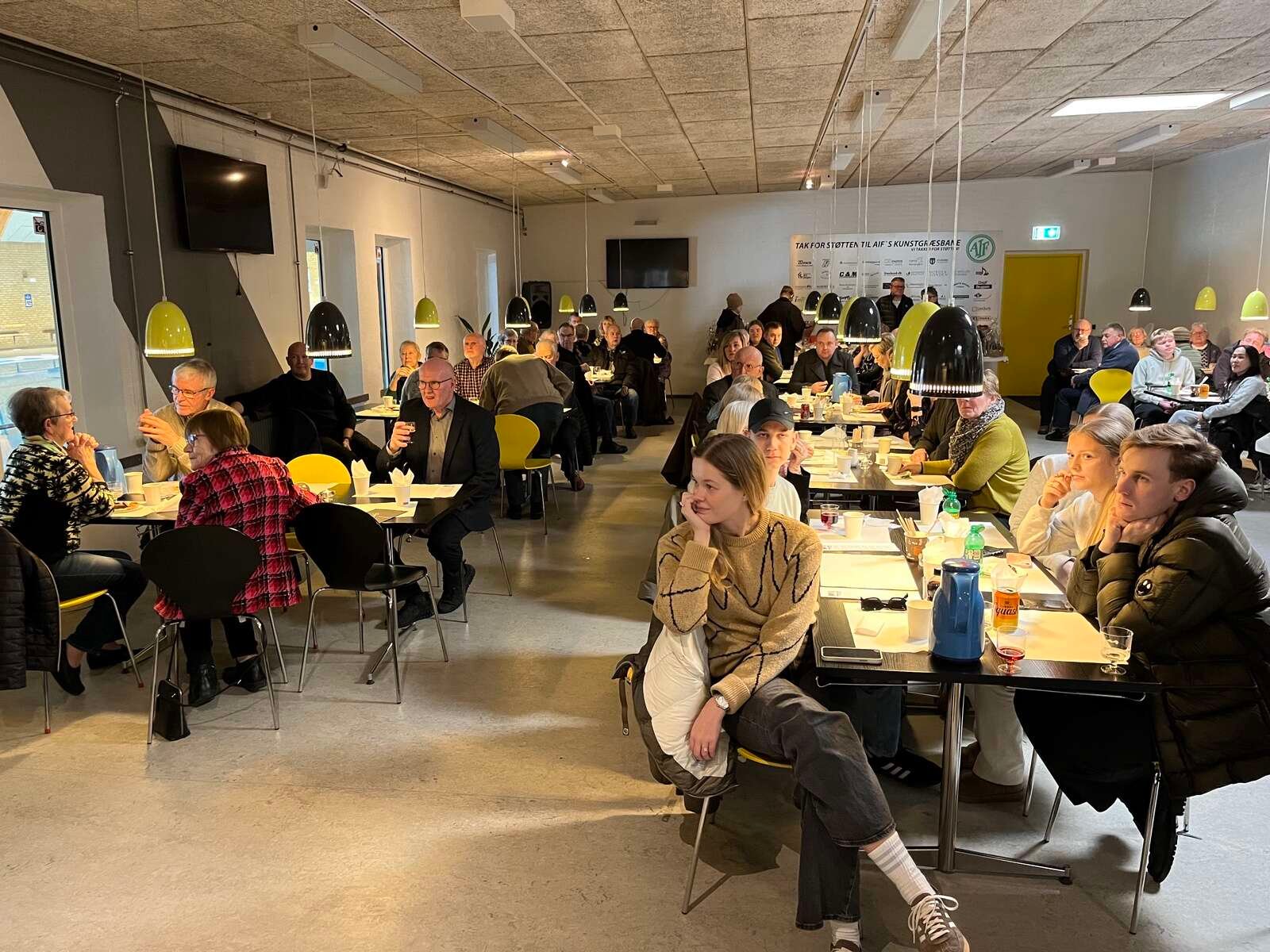 200 mennesker var mødt frem for at sige goddag og farvel. Foto: Knud Gaarn-Larsen