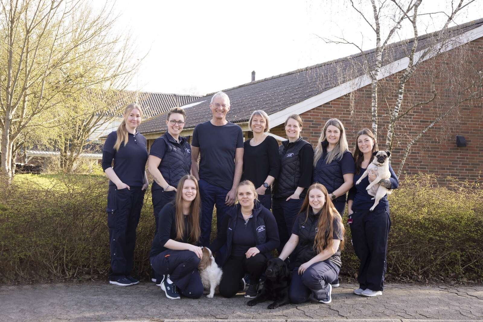 Der er fire dyrlæger, tre veterinærsygeplejersker og tre veterinærsygeplejersker-elever i de to klinikker.