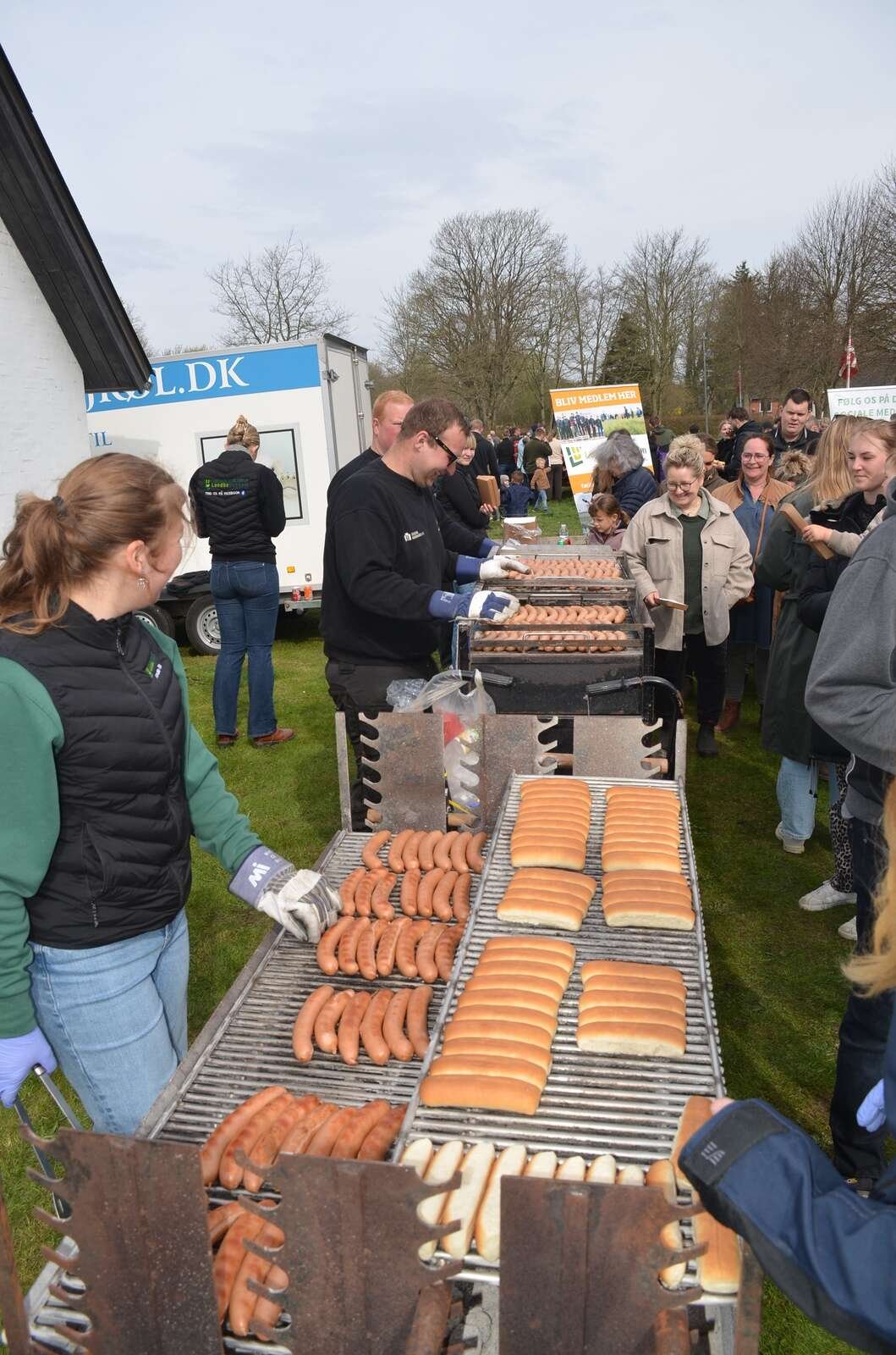 Der blev budt på lidt godt til ganerne for de mange, der var mødt frem. Foto: Knud Gaarn-Larsen