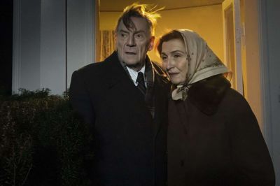 I De forbandede år 2 spiller Jesper Christensen og Bodil Jørgensen ægteparret Karl og Eva Skov, hvis familie kommer i klemme mellem modstandsbevægelsen og den tyske besættelsesmagt i krigens sidste år. Foto: PR-foto