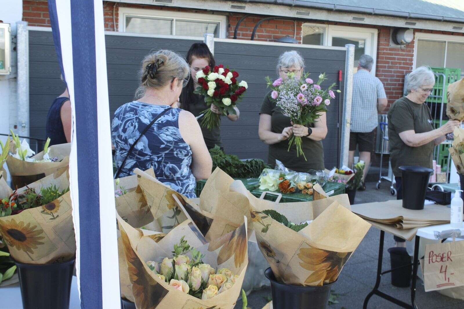 Der blev bundet masser af blomster hos Camillas Blomster.