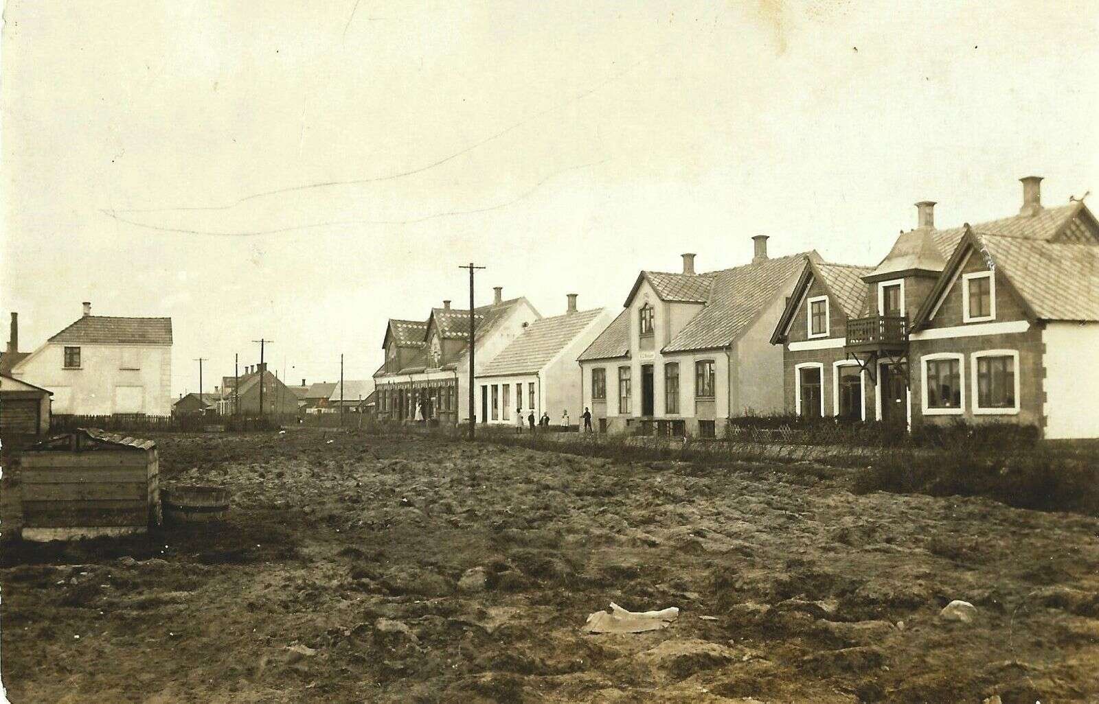 På dette billede af Østergade i Karup i stationsbyens barndom ser husene på den ene side af vejen stort set ud som nu, mens selv gaden ligner en pløjemark.