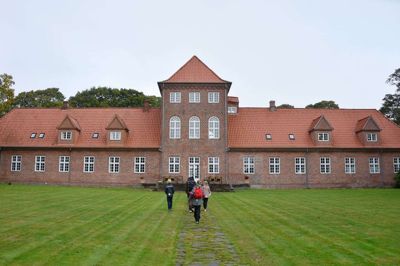 Hald Hovedgård er i fare for at styrte i grus. I gådejagten »Niels Bugges Forbandelse« skal deltagerne samle Bugges riddere for at hæve forbandelsen over Hald. Foto: Viborg Museum