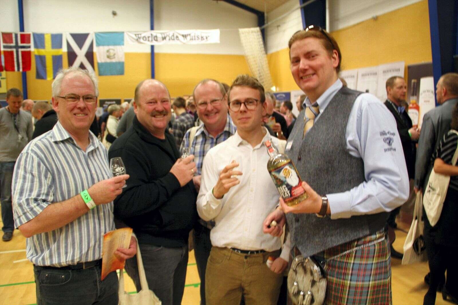 Rom- og Whisky-festivalen i Frederiks kom godt op at køre igen i år efter corona. Masser af mennesker i busser mødte frem for at smage på de gode sager. Foto: Morten Hallstrøm