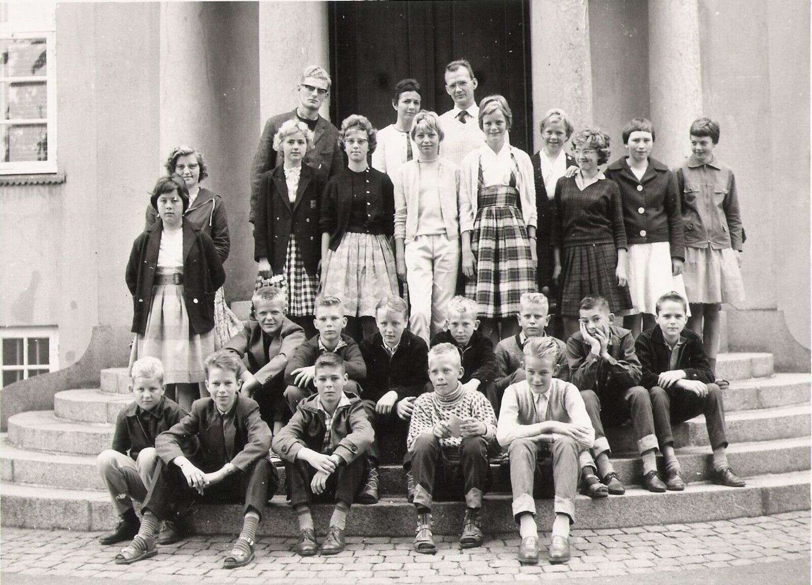 I 1960 blev 7. klasse fra Karup Skole fotograferet under deres ferieophold i København. Bagest ses Nanna og Svend Vindberg.