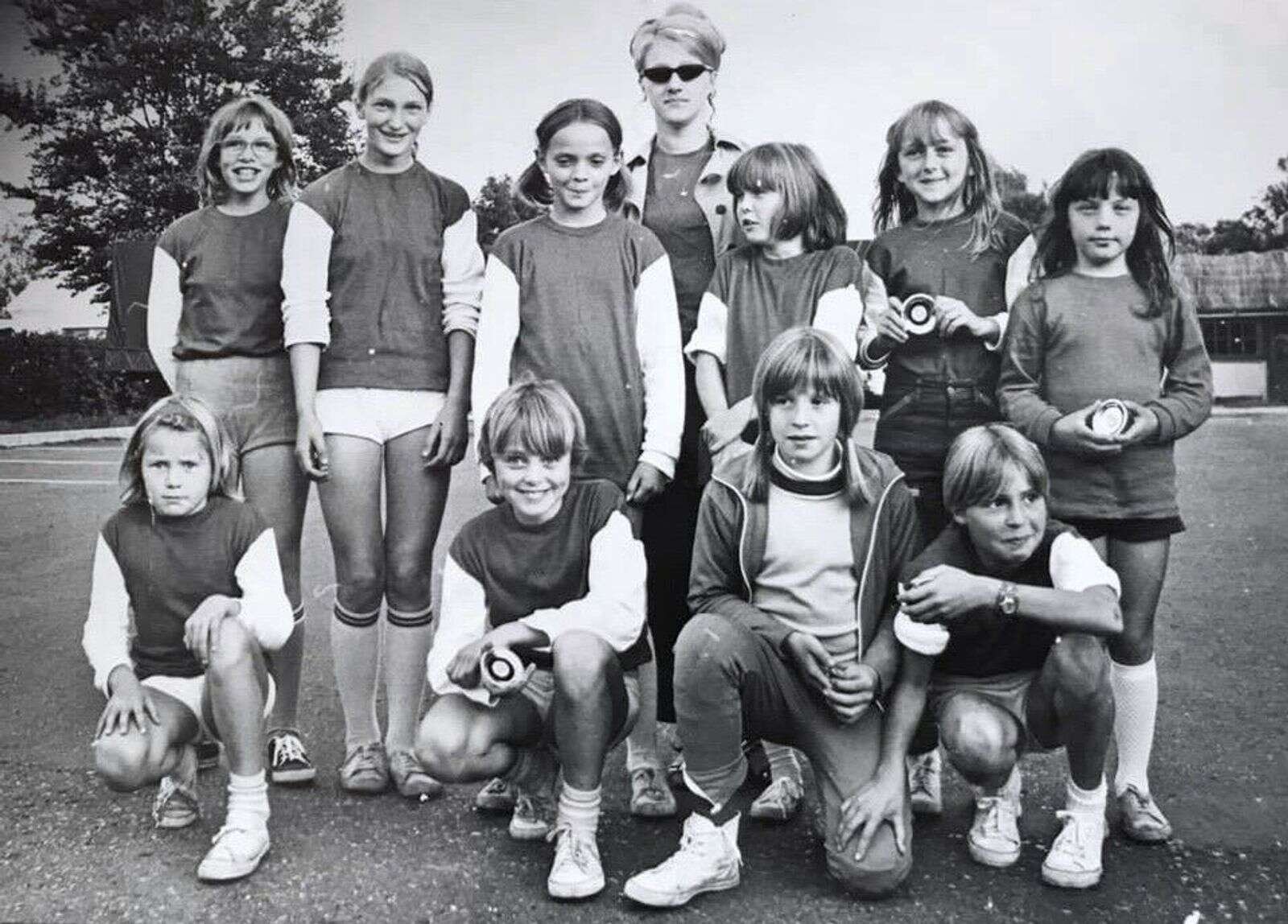 Det var en stor dag i 1971, da pigerne fra Alhedens Idrætsforening blev danmarksmestre. Her ses de efter sejren.