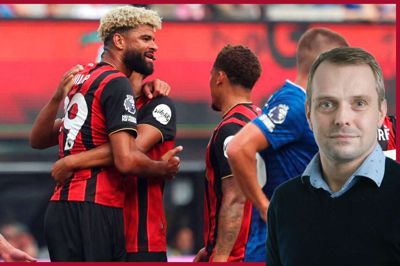 Philip Billing (i.m.) bliver tiljublet af sine holdkammerater fra Bournemouth, efter at danskeren har scoret til 1-0 mod Everton i en træningskamp denne sommer.