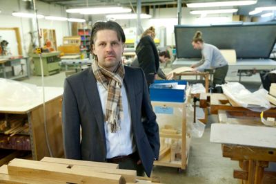 Allan Kortnum er glad for stigningen i antallet af erhvervs-elever på Herningsholm Erhvervsuddannelse. Han håber den gode tendens vil fortsætte fremover. Men tilføjer også, at den store stigning på 40 procent i august 2018, selvom landsgennemsnittet kun var på 4 procent, måske gør, at man vil se en mindre stigning i august 2019. ?Foto: Flemming Hansen