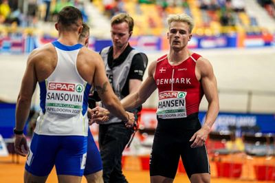 Simon Hansen (t.h.) havde sat sig et stort mål. Herningenseren ville i sin første finale ved EM indendørs, men han manglede 0,05 sekund i semifinale-heatet.