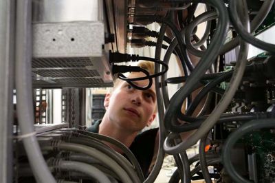 I en ny podcast møder vi herningensiske David Spicker Bruhn og seks andre unge, som har fulgt deres drømme og valgt en uddannelse inden for industrien.