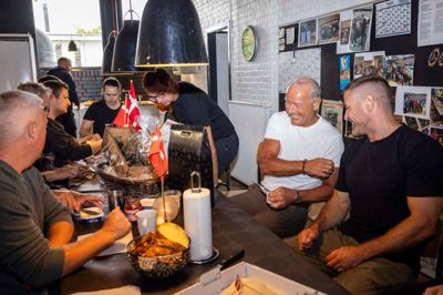 Henrik Lysgaard blev mandag formiddag fejret med kagemand og hyggeligt samvær, da kollegaerne hos Bilforum havde arrangeret »surpriseparty« for direktøren.