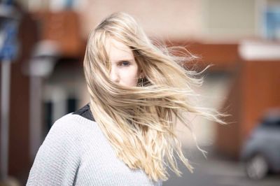 Herningenseren Mathilde Guldberg mistede på bare to år begge sine forældre på grund af sygdom. Sorgen er stor og hård, men hun insisterer på at leve livet, som hun nu udmærket ved, kan være meget skrøbeligt.