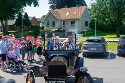 Anna Christensen blev som en dronning i åben veteranbil, en 110 år gammel Ford T, hentet og kørt gennem Ejstrupholm på sin 100-års fødselsdag.