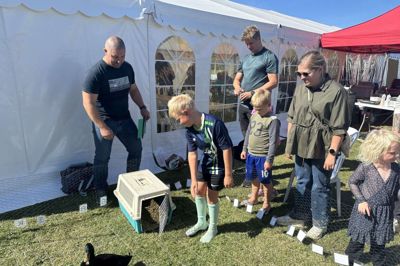 Ulrich Thimsen Pedersen ses her til venstre som tovholder på andelortsbingo ved Vridsted Byfest 2025. Efter generalforsamlingen for nylig er han aftrådt som formand for Vridsted Borgerforening og er nu i stedet suppleant til bestyrelsen. Ny formand er Hanne Bistrup.