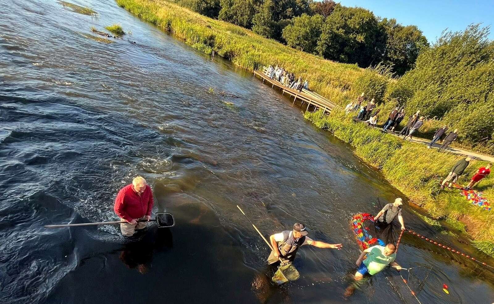 Nogle ofrer sig fuldt ud for at kunne afvikle bådrace i Karup Å, der ud over disse »fiskere« også har et kano-crew længere oppe ad åen.